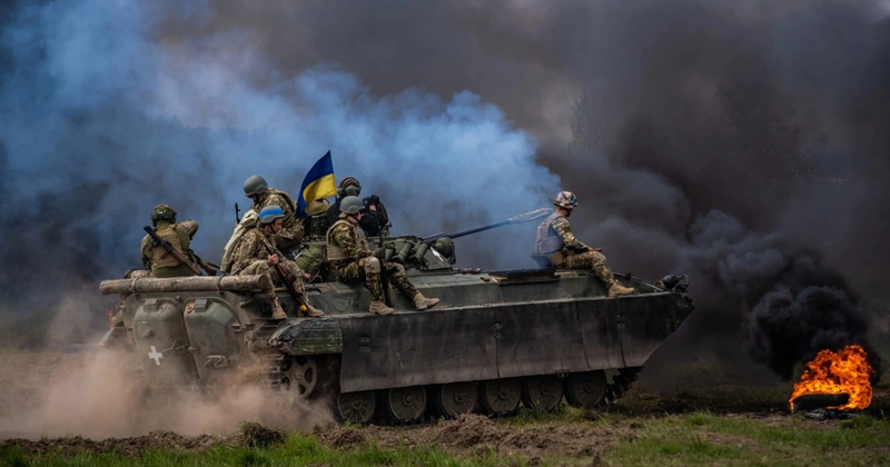 Nhà phân tích chính trị Hoa Kỳ và Đô đốc kỳ cựu Hải quân Hoa Kỳ Mark Sleboda cho biết trong một cuộc phỏng vấn rằng các Lực lượng Vũ trang Ukraine đơn giản là không thể giữ vững vị trí của mình ở Kursk vì họ bị Quân đội Nga tấn công từ ba phía và và bị tấn công bằng pháo binh, máy bay không người lái, bom lượn và bom nổ. Ảnh: Bộ Tổng tham mưu Quân đội Ukraine.