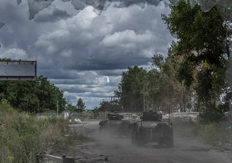 Cuộc giao tranh ác liệt giữa Nga và Ukraine ở khu vực Kursk đã thu hút sự chú ý của toàn cầu. Sự tàn khốc của trận chiến đã vượt xa các mặt trận khác trong cuộc xung đột Nga-Ukraine, đặc biệt là lính biệt kích Ukraine một mình tiến sâu. Họ không chỉ chịu thương vong nặng nề mà một số binh sĩ cũng bắt đầu đầu hàng Quân đội Nga. Ảnh: Reuters.