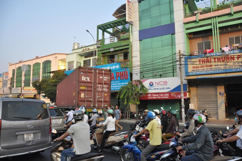 Container lao vao nha, dan dang ngu chay tan loan-Hinh-2