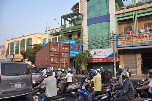 Container lao vao nha, dan dang ngu chay tan loan-Hinh-2