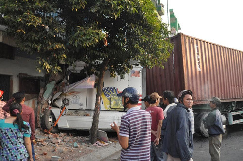 Container lao vao nha, dan dang ngu chay tan loan