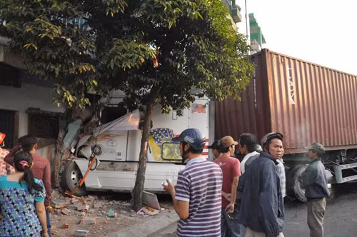Container lao vao nha, dan dang ngu chay tan loan