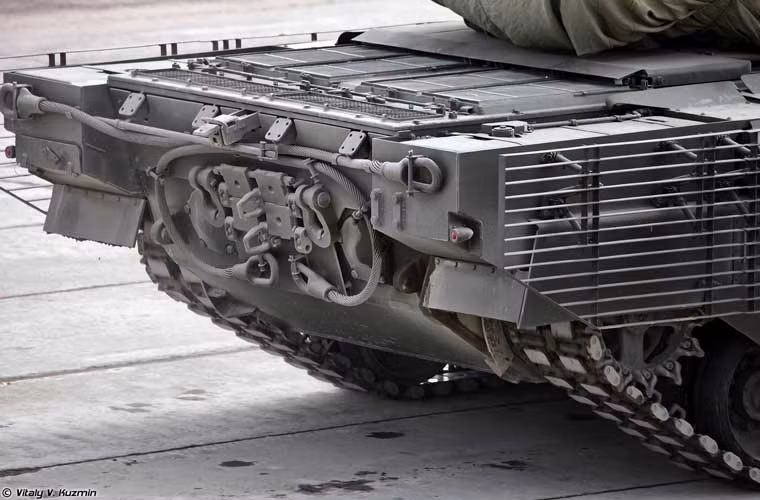 Cận cảnh đuôi xe tăng T-14 Armata. Các nguồn tin cho rằng, Armata được trang bị động cơ diesel 1.200 mã lực cho tốc độ 70km/h, tầm hoạt động 550km.