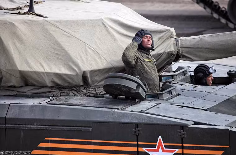 Các chuyên gia cũng tin rằng, T-14 Armata sẽ chỉ có 2 người điều khiển - nghĩa là mức tự động hóa của nó là cực kỳ cao, vượt xa tăng phương Tây.