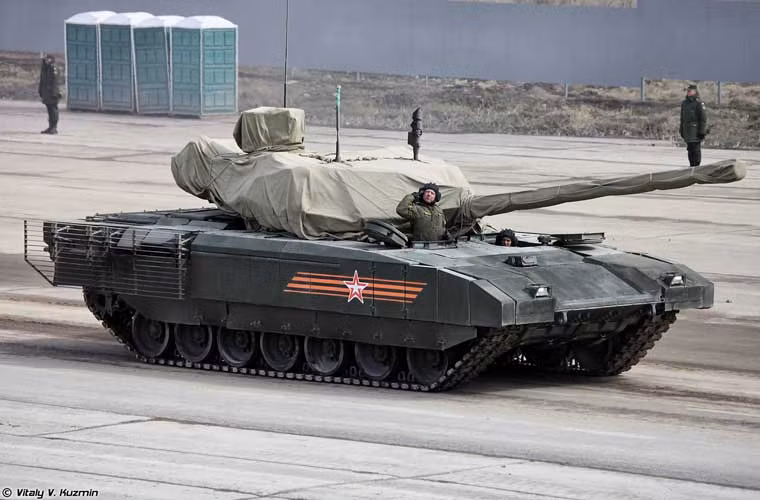 Cho tới thời điểm hiện tại, tháp pháo xe tăng vẫn được phủ bạt che kín. Có lẽ phải tới sáng ngày 9/5, tấm vải bạt này mới được tháo bỏ để lộ thân hình đầy đủ chiếc tăng.