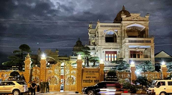 Trước đây, ông Thiện từng hai lần bị bắt và thụ lý án tù do liên quan đến ma túy và cố ý gây thương tích. Sau khi ra tù, làm ăn kinh doanh, ông Thiện giàu có và ít khi giao lưu với hàng xóm. Ông Thiện được nhiều người biết đến có căn biệt thự dát vàng, diện tích hơn 3000m2. Ông Thiện còn nổi tiếng là "dân chơi", chuyên sưu tầm nhiều đồ cổ, hàng "độc", có giá trị. 