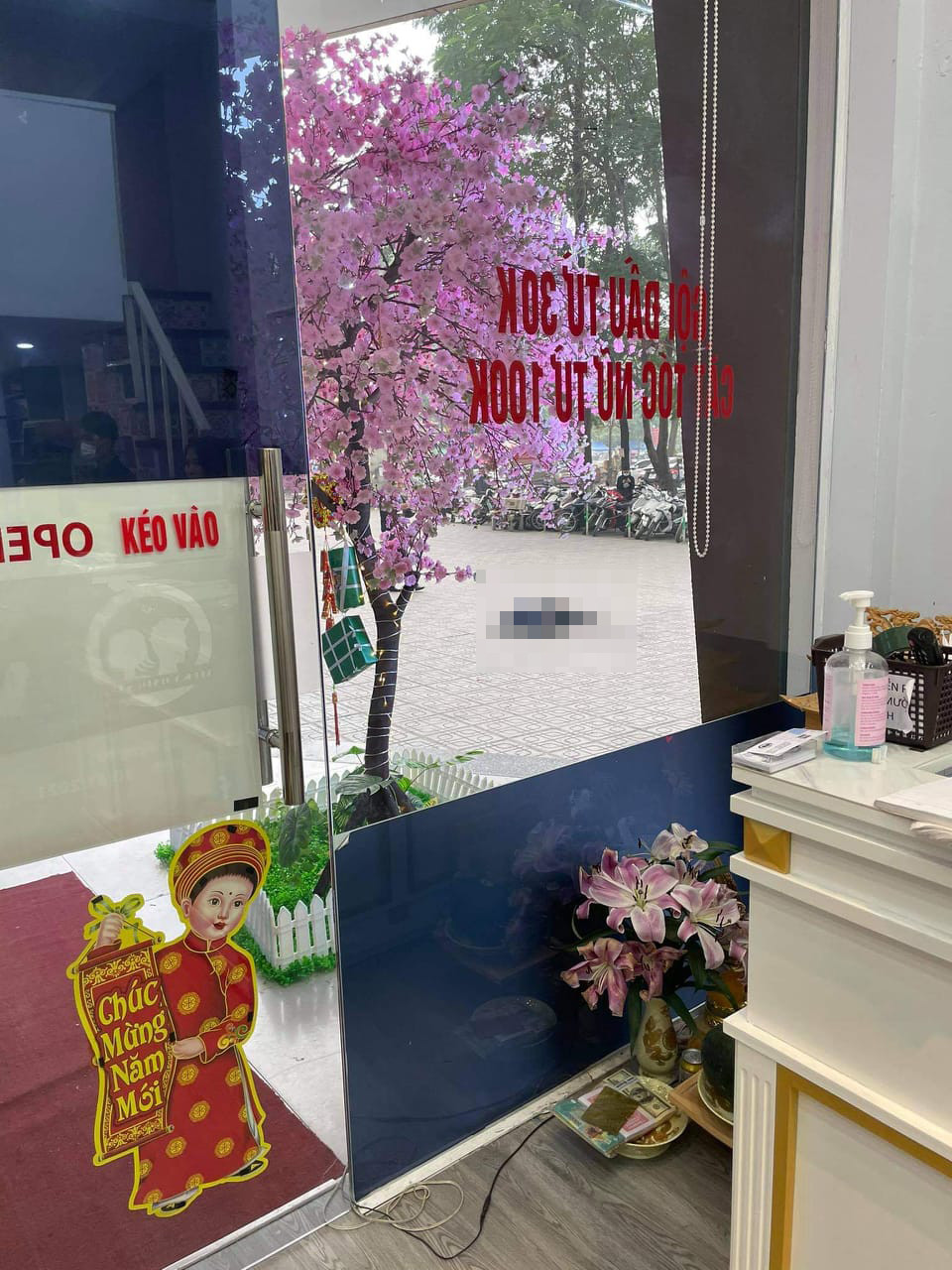 Hiện vụ người đàn ông rơi từ tầng 15 chung Linh Đàm xuống đất tử vong đang được cơ quan chức năng điều tra, làm rõ.