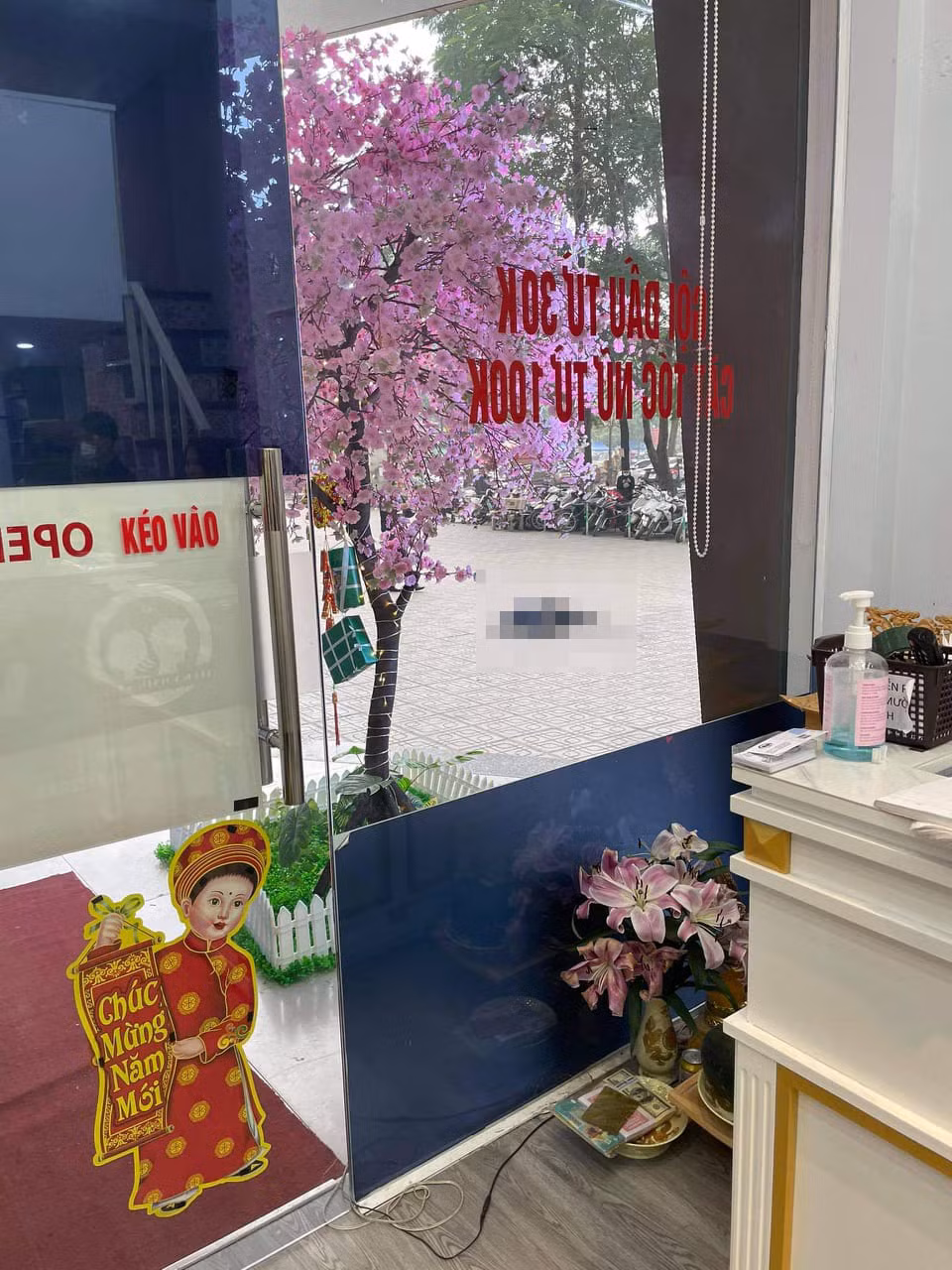 Hiện vụ người đàn ông rơi từ tầng 15 chung Linh Đàm xuống đất tử vong đang được cơ quan chức năng điều tra, làm rõ.