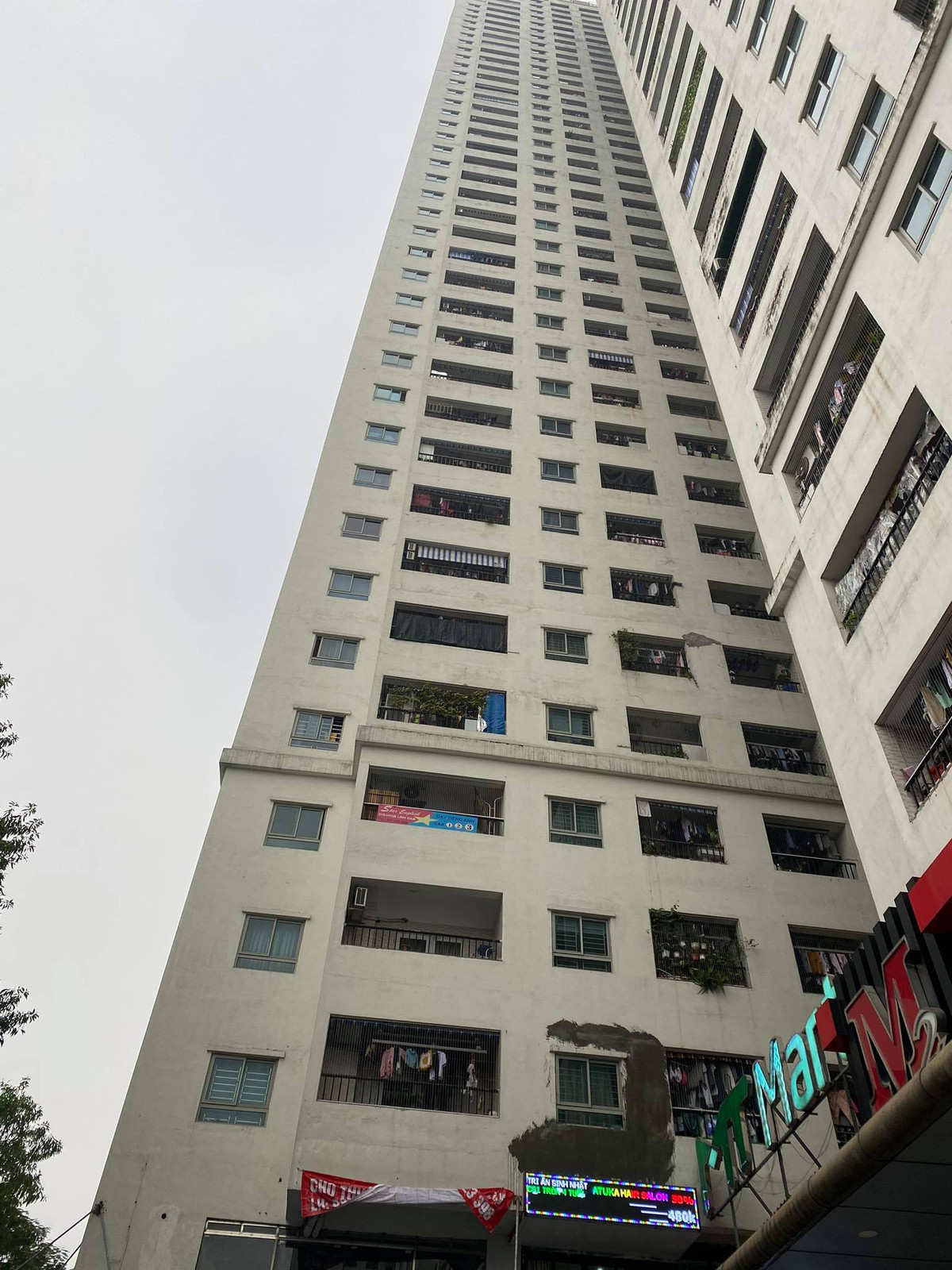 Ít phút sau người thân nạn nhân đến hiện trường gái khóc thảm thiết.