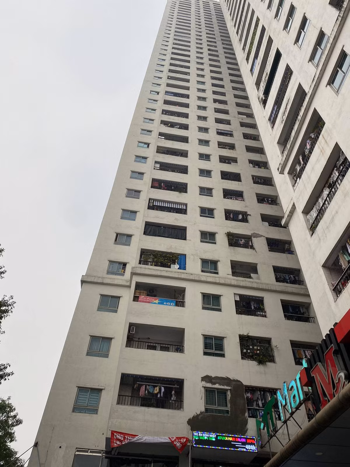 Ít phút sau người thân nạn nhân đến hiện trường gái khóc thảm thiết.