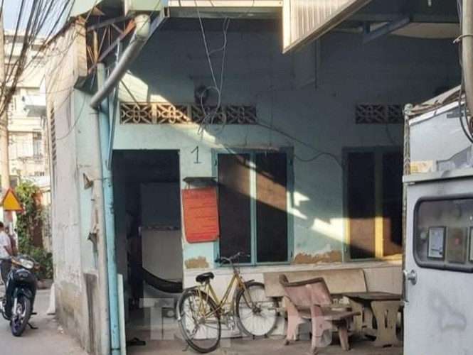  Con phát hiện cha trong tư thế treo cổ: Rạng sáng 9/1, người con trai đến nhà trọ ở đường Lái Thiêu 94 thuộc phường Lái Thiêu, TP Thuận An, tỉnh Bình Dương thăm cha là ông N.V.L (SN 1942) thì phát hiện cha trong tư thế treo cổ trong nhà tắm. Được biết, ông L. có nhà ở cách hiện trường không xa. Ông L. rời gia đình ra ở trọ được thời gian ngắn thì xảy ra vụ việc trên. 