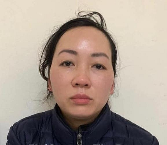  “Nữ quái” đột nhập nhà dân trộm cắp hàng chục triệu đồng: Chị Nguyễn Thị T. về nhà ở huyện Thường Tín, Hà Nội thì phát hiện nhà mình bị kẻ gian đột nhập lấy trộm 35 triệu đồng tiền mặt cùng 1 điện thoại iPhone 6. Ngay sau đó, chị T đã đến cơ quan Công an trình báo sự việc. Công an xác định được đối tượng đột nhập vào nhà chị T. trộm cắp tài sản là Phạm Thị Quyên, SN 1985, trú huyện Thường Tín. Ngày 9/1, Công an huyện Thường Tín đã ra quyết tạm giữ hình sự đối vói Quyên.