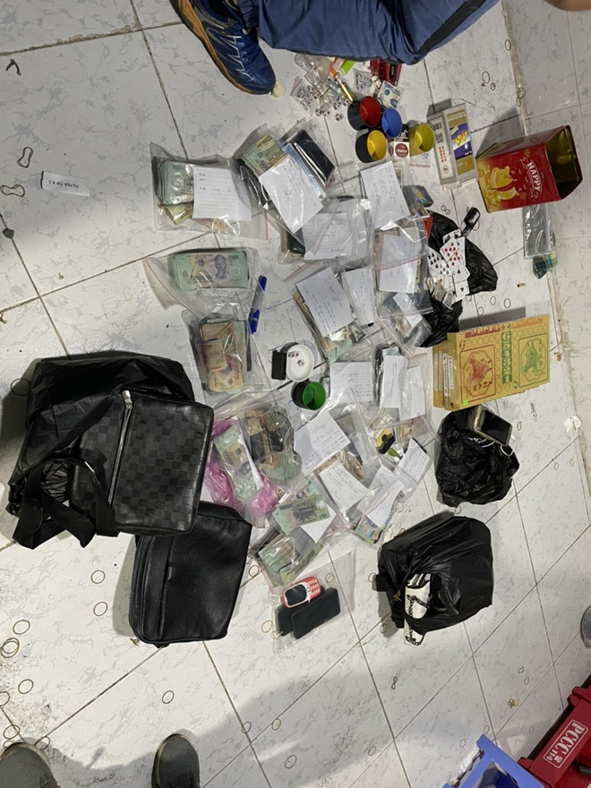  Phá sòng bạc gần nửa tỷ đồng khu giữ xe container: Sáng 8/1, Công an tỉnh Bình Dương bất ngờ đột kích khu bãi giữ xe container thuộc phường Tân Đông Hiệp, TP Dĩ An. Tại đây, Công an bắt quả tang 21 đối tượng lắc tài xỉu ăn thua bằng tiền và thu giữ tang vật gồm: 10 bộ lắc tài xỉu, 4 xe ô tô, 11 xe máy, hơn 490 triệu đồng, nhiều tài liệu chứng cứ khác có liên quan đến hoạt động lắc tài xỉu ăn tiền.