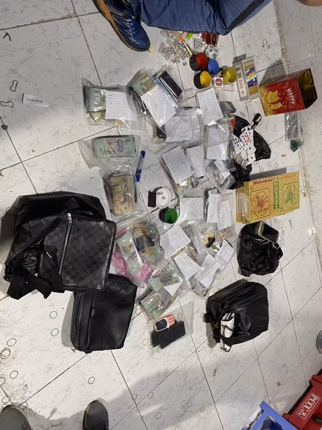  Phá sòng bạc gần nửa tỷ đồng khu giữ xe container: Sáng 8/1, Công an tỉnh Bình Dương bất ngờ đột kích khu bãi giữ xe container thuộc phường Tân Đông Hiệp, TP Dĩ An. Tại đây, Công an bắt quả tang 21 đối tượng lắc tài xỉu ăn thua bằng tiền và thu giữ tang vật gồm: 10 bộ lắc tài xỉu, 4 xe ô tô, 11 xe máy, hơn 490 triệu đồng, nhiều tài liệu chứng cứ khác có liên quan đến hoạt động lắc tài xỉu ăn tiền.