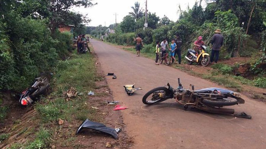  Vướng dây cáp vắt ngang đường, nữ sinh lớp 8 tử vong tại chỗ: Trưa 7/1, khi em Lương Thị Hoa học sinh lớp 8 trường THCS Hoàng Hoa Thám (xã Cư DlieM’nông, huyện Cư M’ga, Đắk Lắk) đang trên đường về nhà tại Buôn Phơng, xã Cư DlieM’nông thì bất ngờ bị vướng vào sợi dây cáp vắt ngang đường. té xuống đường, tử vong tại chỗ.