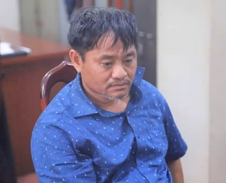 Khoảng 0h sáng 4/5/2020, Minh ra ngoài nhà lấy 1 cây búa đi vào nhà đánh 2 phát vào trán Vương khiến nạn nhân tử vong. Sau khi xóa hiện trường, Minh đưa thi thể anh Vương lên quốc lộ 28 tạo hiện trường vụ tai nạn giao thông giả, giống như mình đã chết rồi bỏ trốn xuống Bình Phước nhưng sau đó bị bắt. 