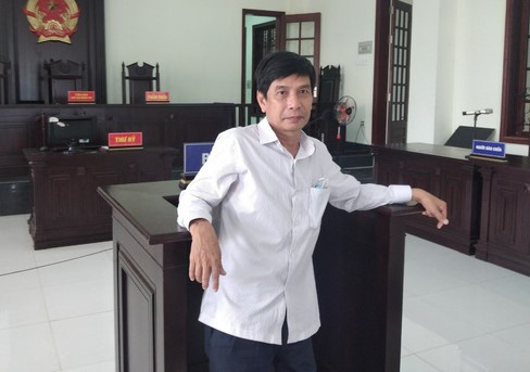 Ngày 29/3/2018, TAND thị xã Đồng Xoài xử sơ thẩm tuyên phạt ông Phước 3 năm tù. Sau đó, ông Phước kháng cáo kêu oan. Ngày 9/10/2018, TAND tỉnh Bình Phước xử phúc thẩm đã tuyên hủy toàn bộ bản án để điều tra lại. Đến tháng 12/2019, TAND TP Đồng Xoài xử sơ thẩm lần hai vẫn phạt ông Phước mức án như trên. Ông Phước tiếp tục kháng cáo kêu oan. Đến ngày 29/5/2020 thì xảy ra vụ việc trên.