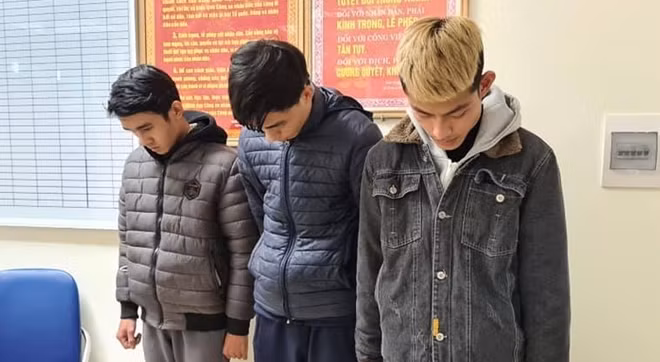  Làm giả hơn 700 giấy khám sức khỏe để kiếm lời: Nắm được nhu cầu cần giấy khám sức khỏe của nhiều người để làm hồ sơ thi bằng lái và xin việc làm, các đối tượng đã lên mạng tải các mẫu giấy khám sức khỏe của Bệnh viện Giao thông vận tải, sau đó đặt mua các con dấu giả của bệnh viện, bác sỹ để đóng lên các giấy khám sức khỏe này. Các đối tượng trong đường dây đã phân công người lên mạng internet tìm khách hàng sau đó rao bán giấy khám sức khỏe giả với giá từ 40 – 180 nghìn đồng. Hiện vụ việc đang được cơ quan chức năng điều tra, làm rõ. 