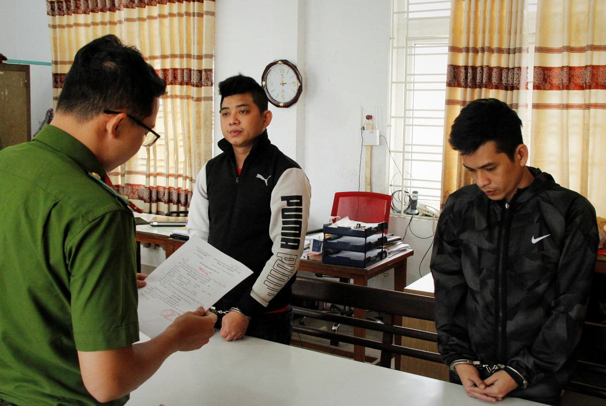  Hàng chục thanh niên đuổi chém nhau trên phố: Mâu thuẫn tiền bạc, nhóm của Trần Văn Phước (SN 1991, trú quận Thanh Khê, Đà Nẵng) và Phạm Thanh (SN 1996, trú quận Hải Châu) mang theo hung khí chém nhau giữa phố khiến nhiều người khiếp sợ. Qúa trình hỗn chiến, Đinh Duy Tân bị nhóm Phước chém nhiều nhát ở chân và trúng một phát đạn bi vào lưng gây thương tích. Hiện Công an Đà Nẵng đang tạm giữ các đối tượng để điều tra, làm rõ. 