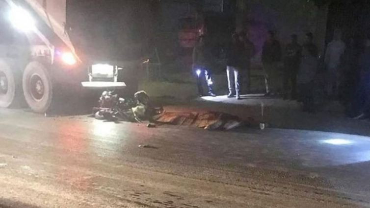  Va chạm với xe tải trên Quốc lộ 6, 1 người tử vong tại chỗ: Đêm 4/1, tại xã Chiềng Mung, huyện Mai Sơn, tỉnh Sơn La chiếc xe ô tô do anh T.Q.T, sinh năm 1992, trú tại thành phố Sơn La điều khiển, đang di chuyển theo hướng hướng Hà Nội – Sơn La đã xảy ra va chạm với xe máy do anh L.V.H, sinh năm 1992, trú huyện Mai Sơn, tỉnh Sơn La. Cú va chạm mạnh .đã khiến anh H. tử vong tại chỗ, chiếc xe máy bị hư hỏng nặng.