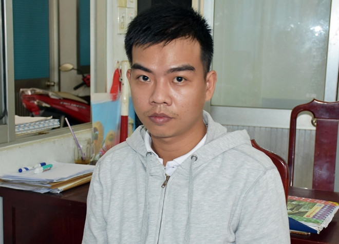  Làm giả giấy tờ đất, lừa đảo trên 2 tỷ đồng: Tháng 6/2020, Huỳnh Kim Quốc Tài (SN 1997, TP Mỹ Tho, tỉnh Tiền Giang) cùng một số đối tượng thuê người làm giả giấy chứng nhận quyền sử dụng đất với mục đích lừa người khác để cầm cố để thu lợi bất chính. Với thủ đoạn này Tài cùng đồng bọn đã lừa đảo số tiền trên 2 tỷ đồng. Hôm nay, Công an tỉnh Tiền Giang cho biết vừa bắt giữ Tài để điều tra về tội “Lừa đảo chiếm đoạt tài sản và Sử dụng tài liệu giả của cơ quan tổ chức”. 