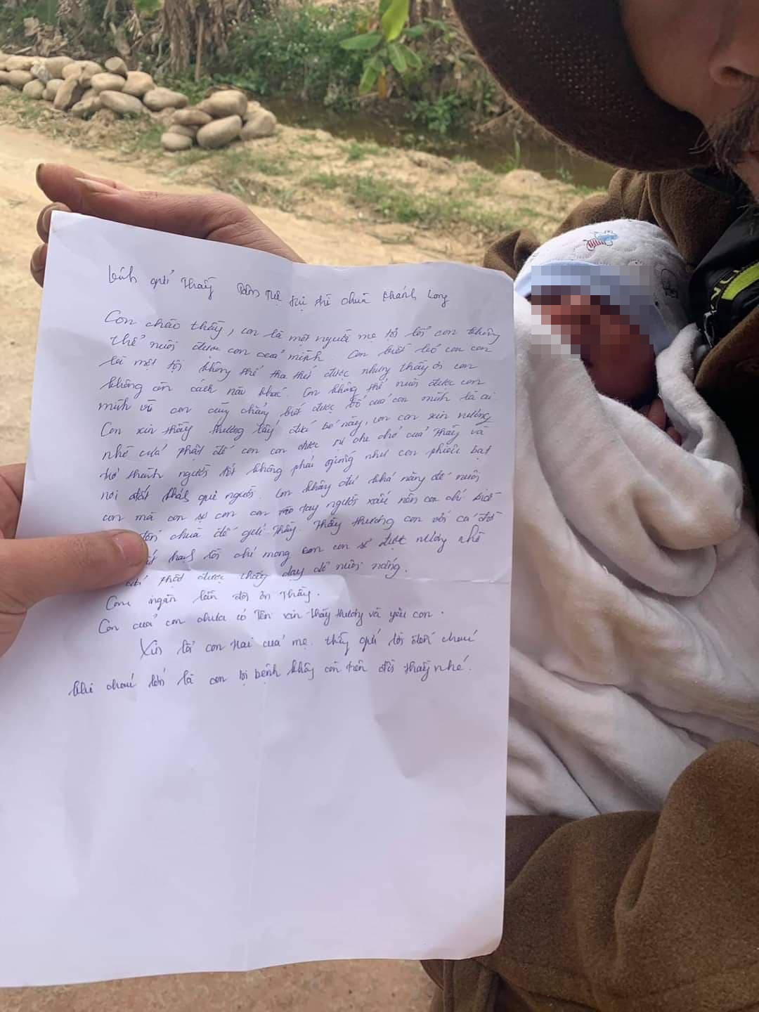 Kiểm tra, người dân phát hiện bên trong chiếc làn nhựa có vài bộ quần áo trẻ nhỏ cùng lá thư tay với nội dung “…con là một người mẹ tội lỗi, không thể nuôi được con của mình…vì con cũng không biết bố của con mình là ai. Con xin thầy thương lấy đứa bé này. Con con xin nương nhờ cửa Phật… xin lỗi con trai của mẹ , thầy gửi lời đến cháu khi cháu lớn là con bị bệnh không còn trên đời thầy nhé”. 