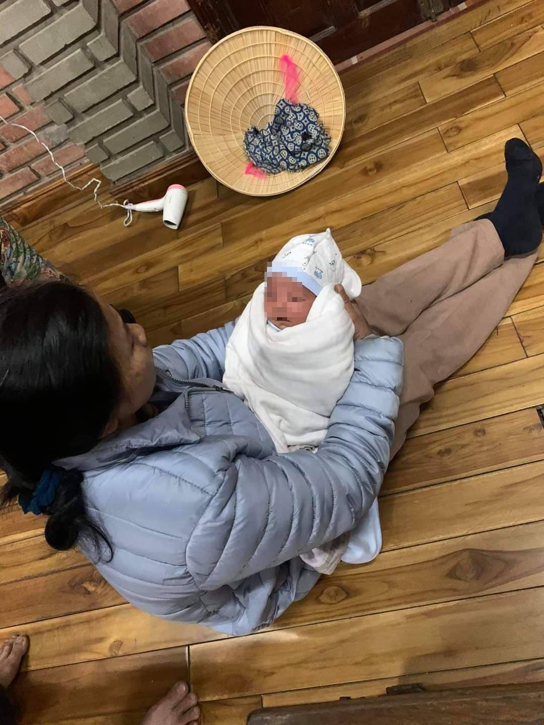 Ông Tuấn cho hay, theo quy định, UBND xã sẽ bàn giao cháu bé cho chùa chăm sóc, nuôi dưỡng. Sau 15 ngày, nếu không có cá nhân nào là người thân của bé trai bị bỏ rơi trước cổng chùa đến nhận, UBND xã sẽ làm các thủ tục cho nhận cháu nếu người nào thiện tâm có nhu cầu. 