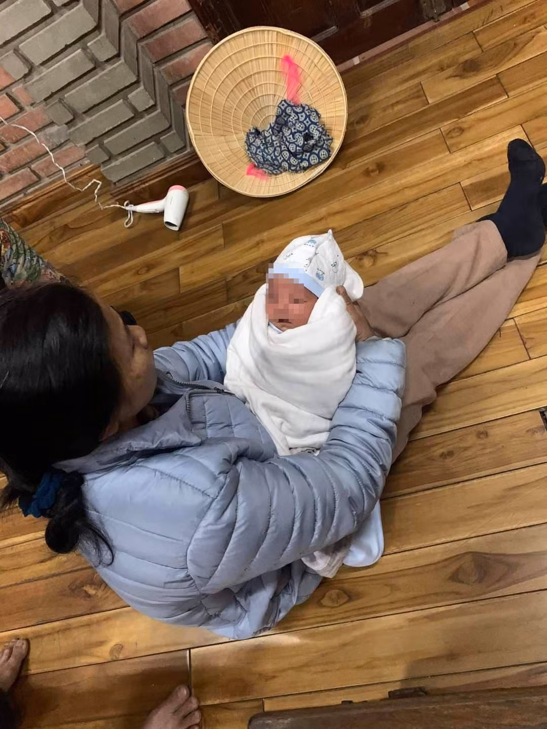 Ông Tuấn cho hay, theo quy định, UBND xã sẽ bàn giao cháu bé cho chùa chăm sóc, nuôi dưỡng. Sau 15 ngày, nếu không có cá nhân nào là người thân của bé trai bị bỏ rơi trước cổng chùa đến nhận, UBND xã sẽ làm các thủ tục cho nhận cháu nếu người nào thiện tâm có nhu cầu. 