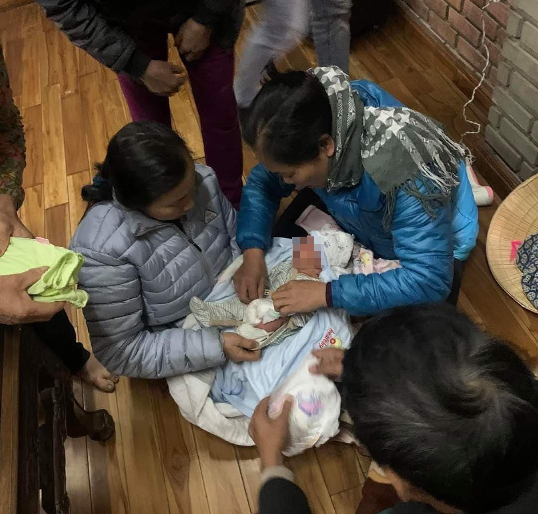 Ông Tuấn cho biết thêm: “Sau khi nghe tin, UBND xã La Sơn đã cử cán bộ xuống ghi nhận sự việc đồng thời đưa cháu bé đi kiểm tra. Kết quả kiểm tra cho thấy cháu bé nặng 3,6kg, sức khỏe bình thường. Hiện chính quyền xã đã bàn giao cháu bé cho tăng ni chùa Khánh Long chăm sóc”. 