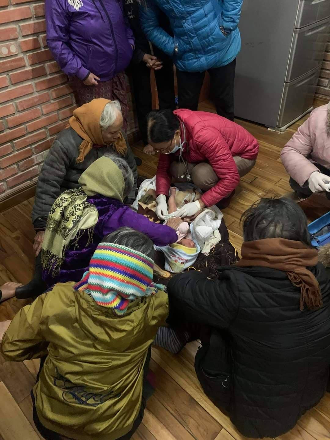 Cũng theo thông tin ông Tuấn cung cấp, ngay buổi chiều ngày 7/1, chính quyền địa phương đã phát đi thông báo tìm kiếm người thân cho cháu bé nhưng hiện tại vẫn chưa có ai đến nhận.