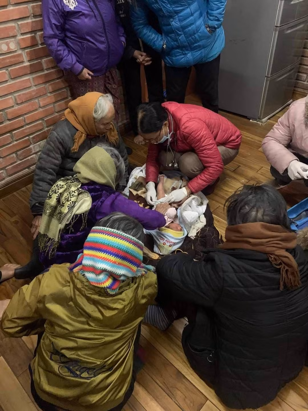 Cũng theo thông tin ông Tuấn cung cấp, ngay buổi chiều ngày 7/1, chính quyền địa phương đã phát đi thông báo tìm kiếm người thân cho cháu bé nhưng hiện tại vẫn chưa có ai đến nhận.