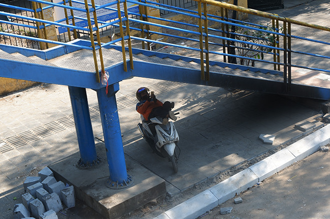 Đường phố vắng vẻ hơn mọi ngày, nguyên nhân một phần do người dân đã về quê từ chiều tối ngày 31/12/2020 để sum họp gia đình trong Tết dương lịch. 