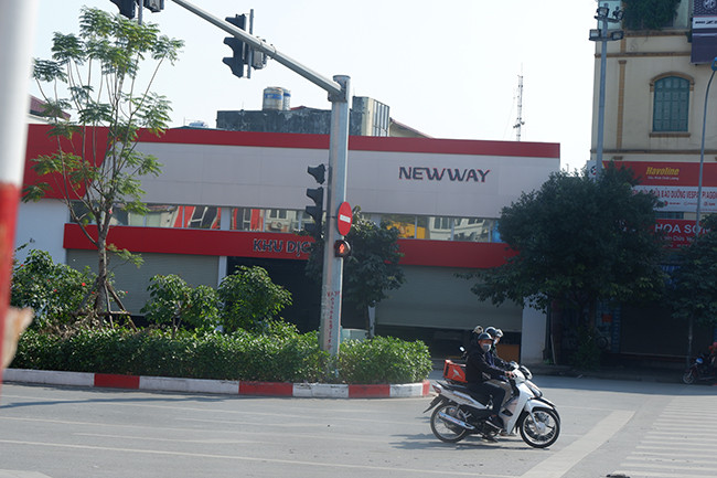 &#x8;Thay vì cảnh tượng đông đúc người, các ngã tư đèn xanh - đỏ thông thoáng ngày đầu năm mới.