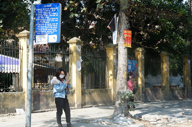 Điểm xe buýt thường ngày đông đúc nhưng hôm nay chỉ thưa thớt người.