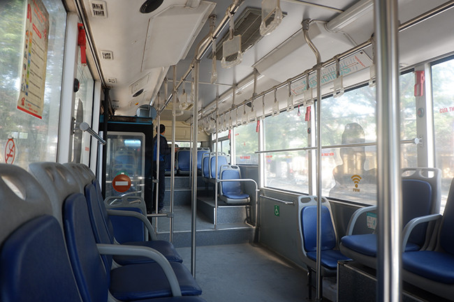 Xe buýt cũng rất ít hành khách.