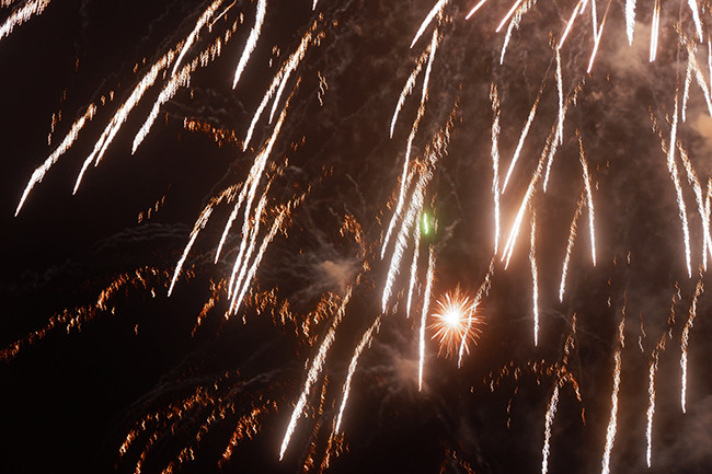 Theo quan sát có hàng nghìn người có mặt tại Công viên Thống Nhất để xem bắn pháo hoa chào đón Tết Dương lịch 2021.