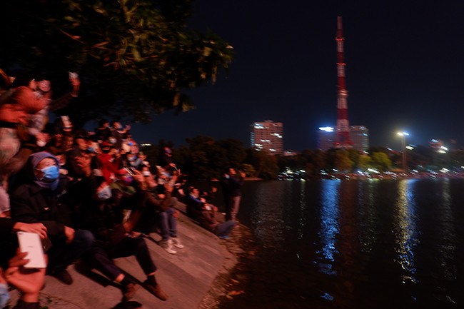 Rất nhiều người dân đã dùng điện thoại của mình để ghi lại khoảng thời gian pháo hoa được bắn lên trời.