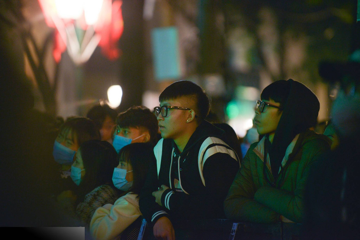 Người dân háo hức theo dõi màn pháo hoa. Ảnh Lê Niệm