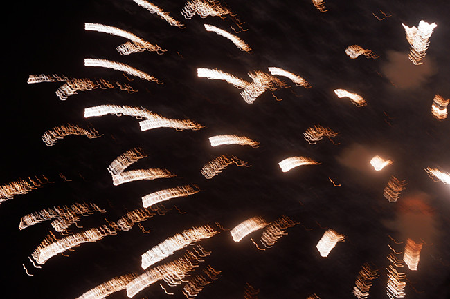 Đúng 00h00h màn pháo hoa chào đón năm mới 2021, rực sáng cả bầu trời tại Công viên Thống Nhất.