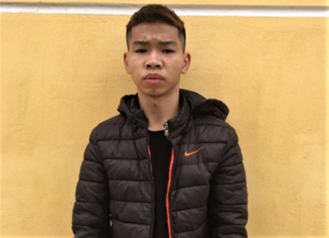  Bắt nghi phạm cưỡng hiếp cô gái 16 tuổi: Nguyễn Văn Phương (23 tuổi, ở xã Hòa Sơn, huyện Hiệp Hòa, tỉnh Bắc Giang) đi chơi với N.T.H.T. (16 tuổi, người địa phương). Đến khu đất thuộc địa phận xã Hùng Sơn thanh niên này đòi quan hệ tình dục nhưng T. không đồng ý. Bị từ chối, Phương cưỡng ép, đe dọa sẽ lấy dao trong cốp xe để giết T. nếu nạn nhân không cho quan hệ. Hôm nay, Công an huyện Hiệp Hòa đã bắt giữ Phương để điều tra về hành vi hiếp dâm.