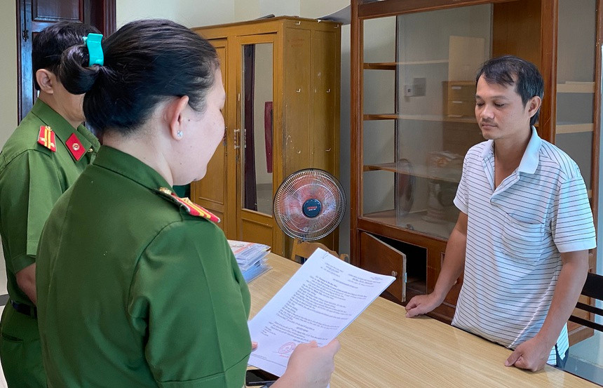  Cựu phó phòng chiếm đoạt 11 tỷ: Lê Vy Mạnh Tiến (43 tuổi, ở phường An Khánh, quận Ninh Kiều, tỉnh Cần Thơ) lợi dụng việc thiếu kiểm tra, giám sát của công ty để làm giả các hợp đồng đặt hàng, chiếm đoạt 11 tỷ đồng. Hôm nay, Công an TP Cần Thơ đã khởi tố vụ án, bắt tạm giam Tiến để điều tra về hành vi Lừa đảo chiếm đoạt tài sản. 