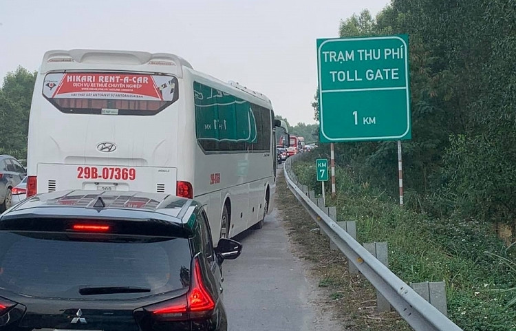 Lưu lượng đổ về quá đông nên đã bị tắc cục bộ.