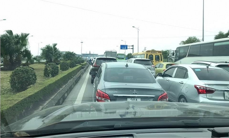 Dự kiến hai tuyến đường cao tốc trên vẫn còn tắc đường dài khi lượng phương tiện đổ về Hà Nội mỗi lúc một đông. 