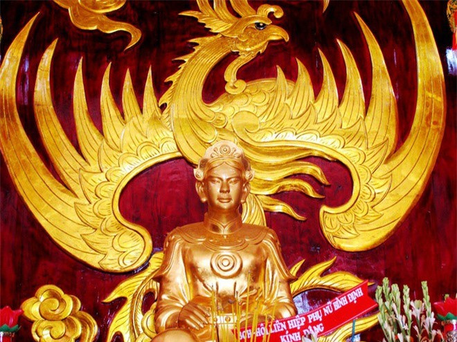 Theo sách "Võ Nhân Bình Định", trong hàng nữ tướng của nhà Tây Sơn (Tây Sơn ngũ phụng thư), Bùi Thị Xuân là người giỏi võ công hơn cả. Ngoài tài huấn luyện voi, bà còn để lại những bài kiếm pháp như Tuyết hoa song kiếm và Song phượng kiếm. 