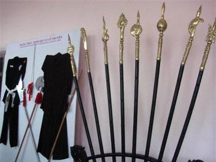 Võ Đình Tú là một trong những hổ tướng của nhà Tây Sơn. Theo sách "Tây Sơn thất hổ tướng", ông thông thạo từ côn, kiếm, thương, quyền…, trong đó côn giỏi nhất. Khâm phục trước tài năng của ông, nữ tướng Bùi Thị Xuân tặng Võ Đình Tú lá cờ đào thêu 4 chữ vàng: "Thiết côn tướng quân". Ngoài Võ Đình Tú, Đặng Xuân Phong cũng là tướng nhà Tây Sơn nổi tiếng về tài sử dụng côn đồng.