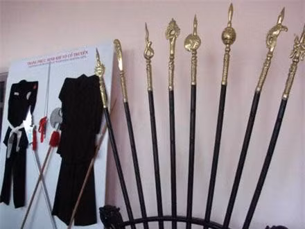 Võ Đình Tú là một trong những hổ tướng của nhà Tây Sơn. Theo sách "Tây Sơn thất hổ tướng", ông thông thạo từ côn, kiếm, thương, quyền…, trong đó côn giỏi nhất. Khâm phục trước tài năng của ông, nữ tướng Bùi Thị Xuân tặng Võ Đình Tú lá cờ đào thêu 4 chữ vàng: "Thiết côn tướng quân". Ngoài Võ Đình Tú, Đặng Xuân Phong cũng là tướng nhà Tây Sơn nổi tiếng về tài sử dụng côn đồng.