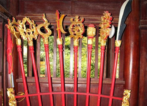 Đao là binh khí được 3 vị tướng hàng đầu của nhà Tây Sơn sử dụng. Trong đó, Nguyễn Huệ sử dụng Ô Long đao, Trần Quang Diệu dùng Huỳnh Long đao, Lê Sỹ Hoàng sử dụng Xích Long đao, tạo thành “Tam thần đao” nổi tiếng của nhà Tây Sơn. 