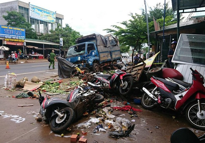  Xe tải lao vào chợ khiến 5 người chết ở Đắk Nông: Khoảng 6h sáng 13/6, trên đường Hồ Chí Minh, đoạn qua chợ xã Ðắk R’La, huyện Ðắk Mil (còn gọi là chợ 312) xảy ra vụ TNGT đặc biệt nghiêm trọng. Lái xe Ngô Văn Bền điều khiển xe tải BKS 69C - 051.59, lưu thông trên đường Hồ Chí Minh theo hướng Ðắk Nông - Ðắk Lắk.