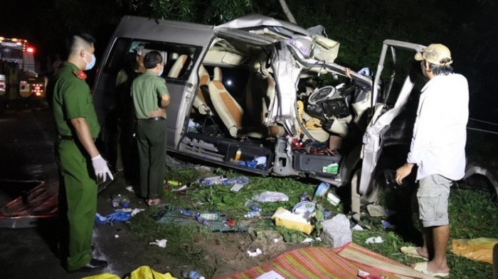  Xe khách đấu đầu xe tải trong đêm làm 8 người chết ở Bình Thuận: Khoảng 1h20 ngày 21/7, chiếc xe khách loại 16 chỗ BKS 86B-010.87 lưu thông trên QL1 từ Bình Thuận đi TP.HCM, đến Km1.767 (thuộc xã Tân Đức, H.Hàm Tân) thì tông trực diện vào ô tô tải BKS 79N-0315 do Phan Thanh Tùng (29 tuổi, ngụ Khánh Hòa) lái chạy chiều ngược lại.