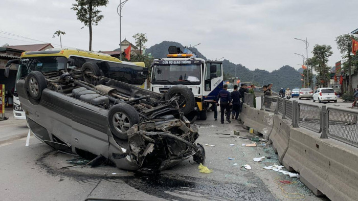  Ô tô đâm vào dải phân cách khiến 4 người bị thương: Khoảng 11h30 ngày 3/1, tại phường Hà Tu, TP Hạ Long, tỉnh Quảng Ninh, khi xe ô tô do Nguyễn Duy Vân (SN 1977, trú tại TP Uông Bí, tỉnh Quảng Ninh) điều khiển, trên xe có 4 người di chuyển theo hướng Cẩm Phả - Hạ Long đã đâm vào dải phân cách. Cú va quệt mạnh khiến xe ô tô lật ngửa trên đường, cả 4 người trên xe đều bị thương và ô tô hư hỏng nặng. 